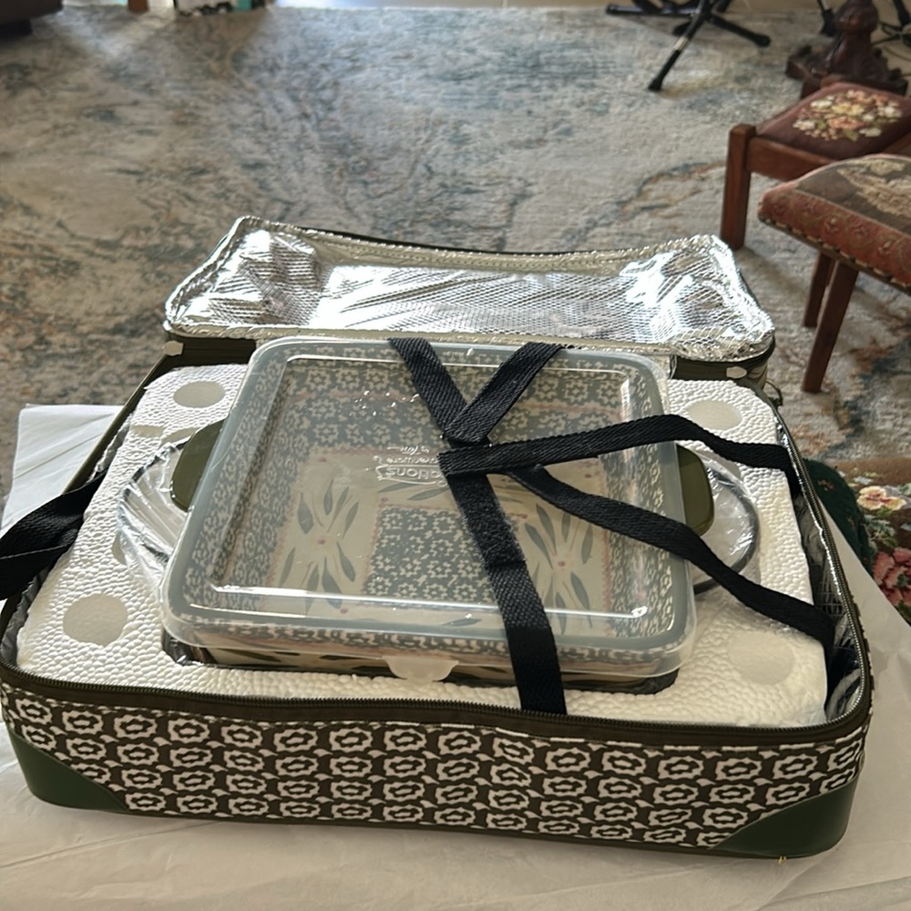 Temptation, old world, sage, double insulated tote with 2 qu casserole 13 x 11 - Picture 7 of 12